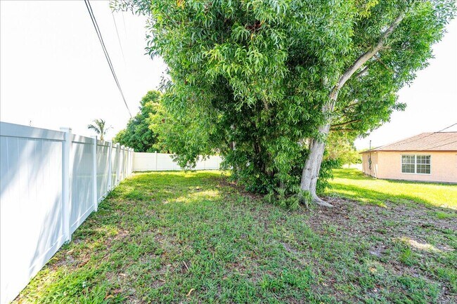 Building Photo - 2175 SE Heathwood Cir