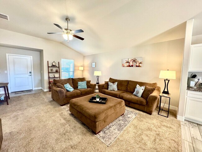 Building Photo - Furnished Rental 3 bed 2 bath Minimum of 30-day stay