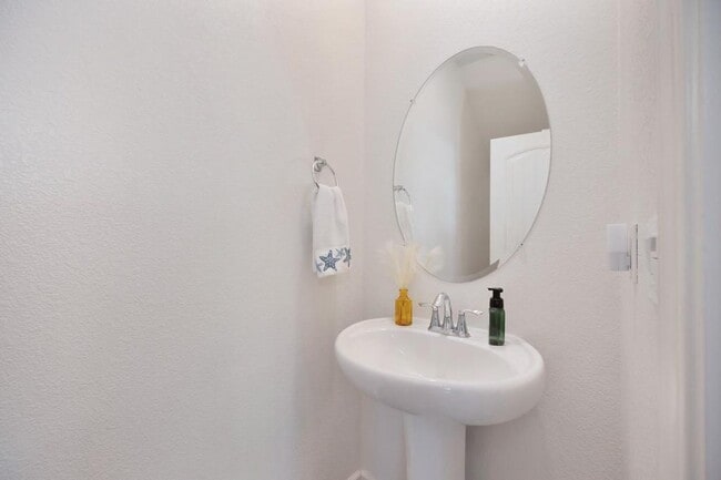 Building Photo - Now Leasing – 3 Bed + Loft, 2.5 Bath (2019...