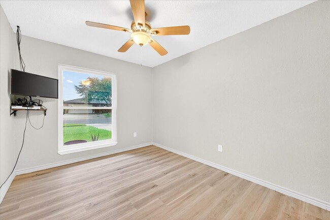 Building Photo - 1749 Dawn Breeze Dr