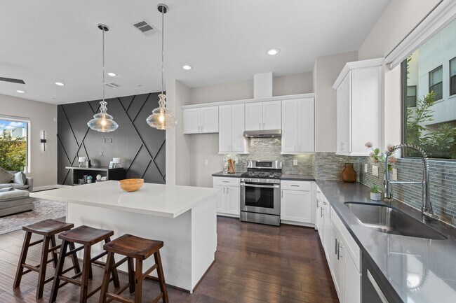 Building Photo - 717 Morris St