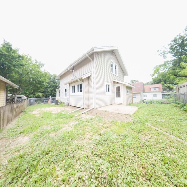 Building Photo - 1200 Sqft. 2 Bedroom 1 Bath