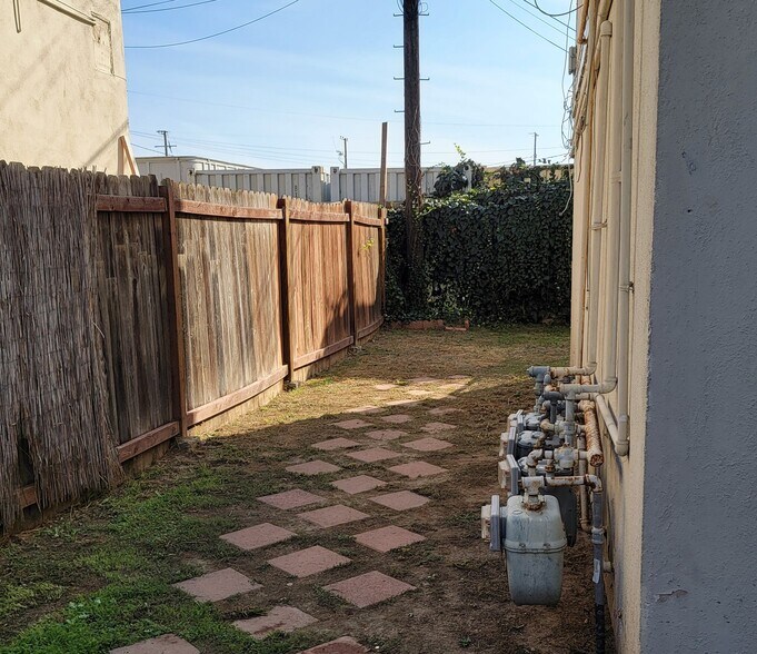 Building Photo - 641 Shalimar Dr