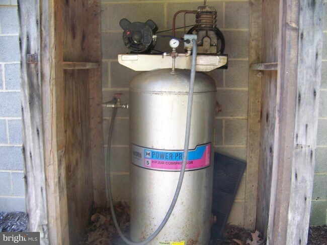 Building Photo - All One Level Living La Plata