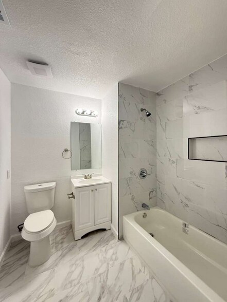 Building Photo - 5747 Hawaiian Sun Dr