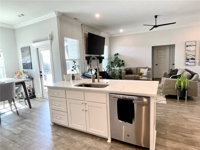 Building Photo - 2014 W Chandler Ave