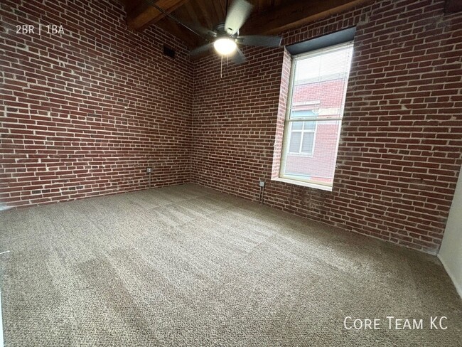 Building Photo - 2 Bedroom Loft in River Market! Great Clos...