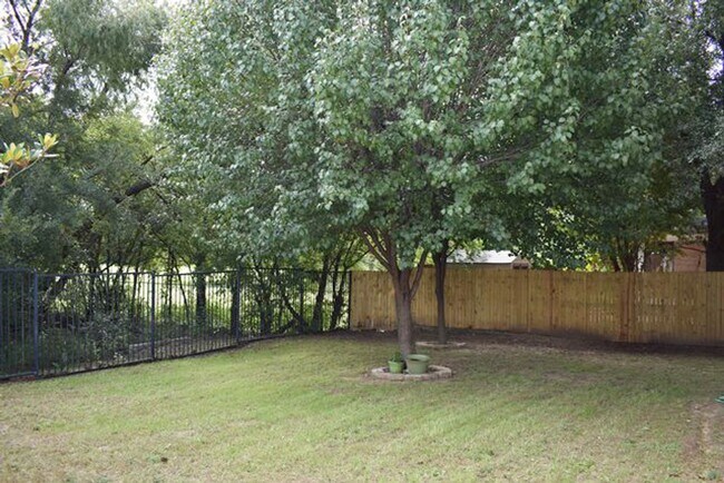 Building Photo - 6866 Amberdale Dr