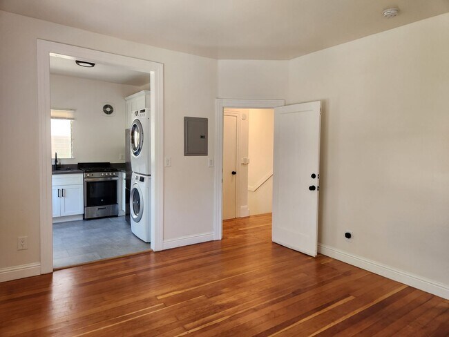 Building Photo - College Ave Apartment for Rent