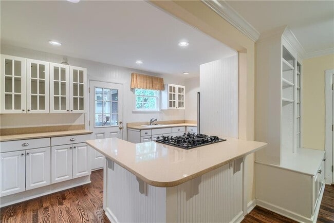 Building Photo - 664 Courtenay Dr NE