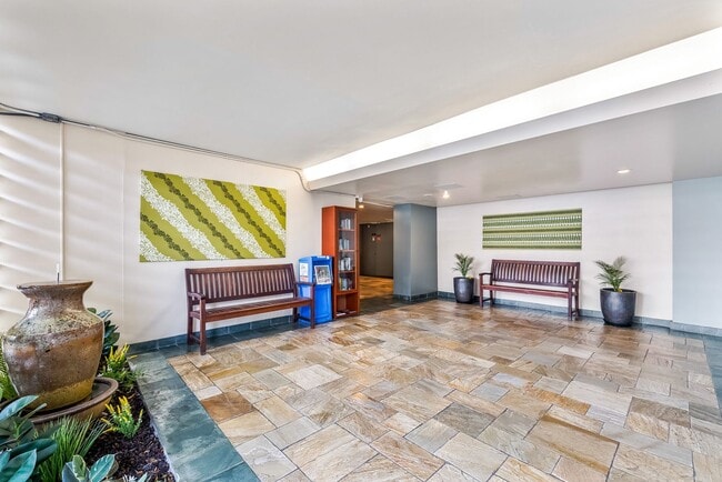 Building Photo - Conveniently Located Studio - Available April 1st