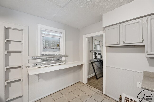 Building Photo - $1150 3 bedrooms