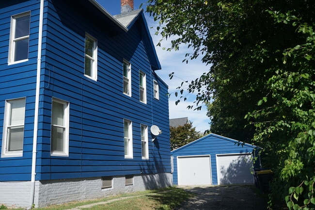 Building Photo - 14 Holbrook St