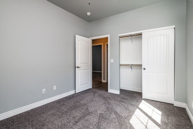 Building Photo - 3 Bedroom 2 Bathroom Home