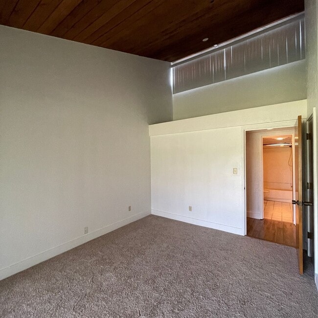 Building Photo - Beautiful 1-Bedroom Condo in the Beautiful...