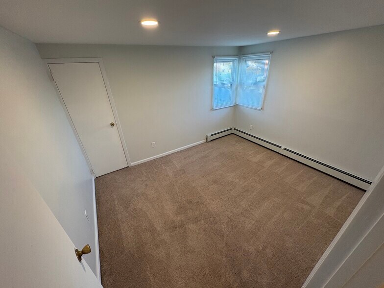 Building Photo - 385 West Dr