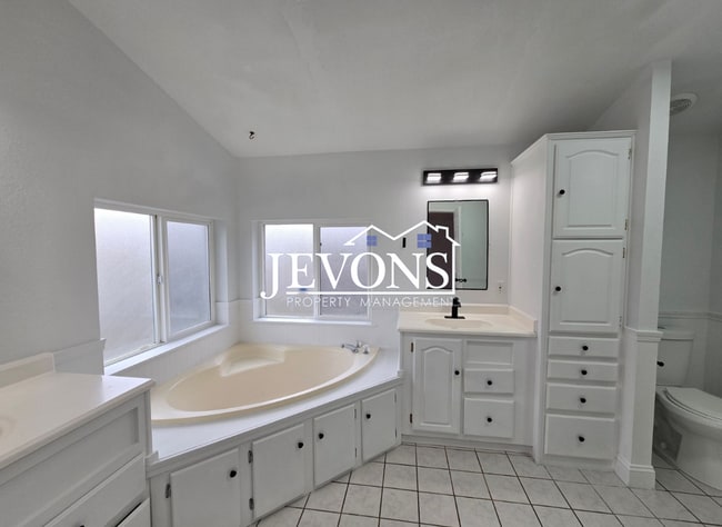 Building Photo - Coming soon! Comfortable Selah Residence with Open Living Space and Easy Commuter Access