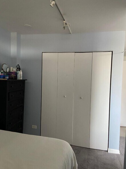 Building Photo - 5455 N Sheridan Rd