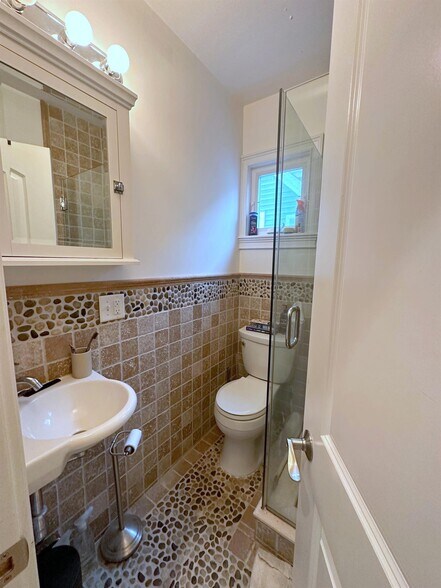 Building Photo - 57 Greenleaf Ave