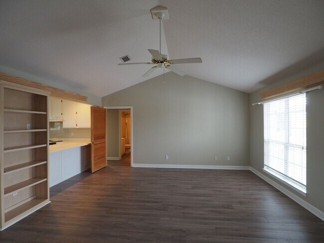 Building Photo - Gorgeous water views just blocks from the ...