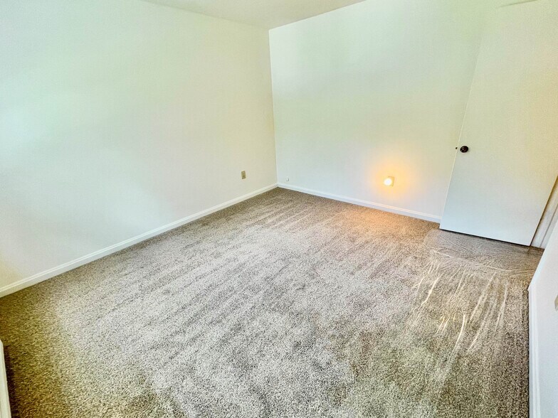 Building Photo - 25 Camelot Ct