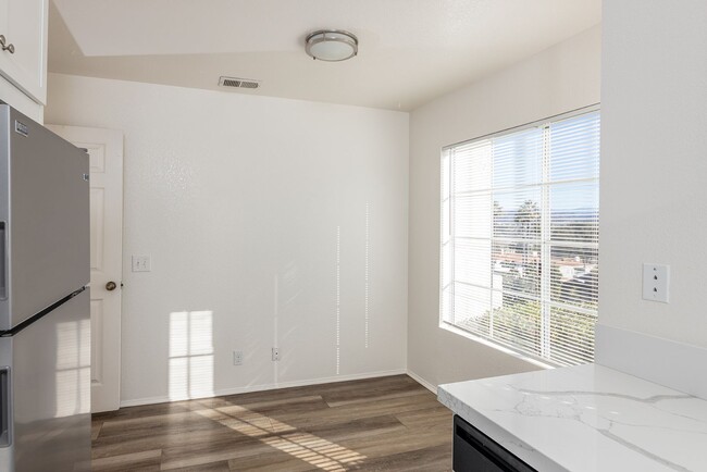 Building Photo - Beautiful corner unit in Lake San Marcos