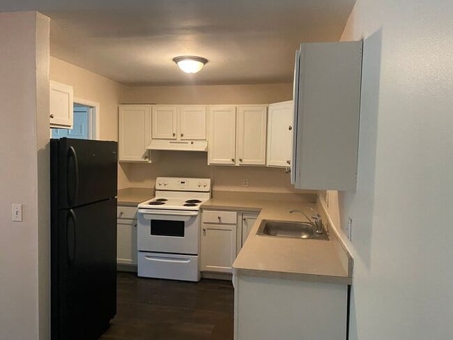 Building Photo - Beautiful 3 bedroom with updates galore- No Deposit for Qualified Applicants!