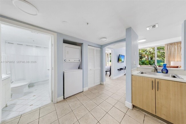 Building Photo - 2951 S Bayshore Dr