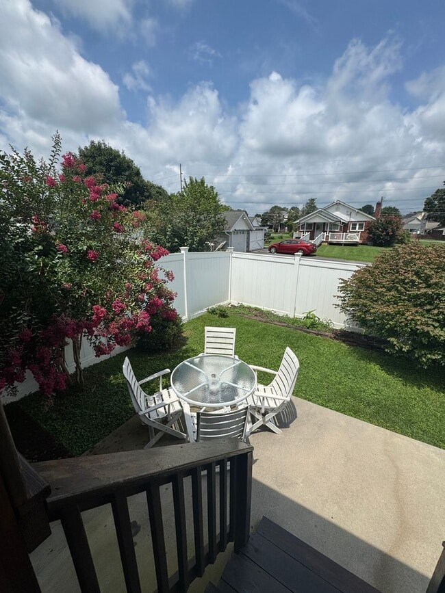 Building Photo - Charming Updated Townhouse in Bristol, VA