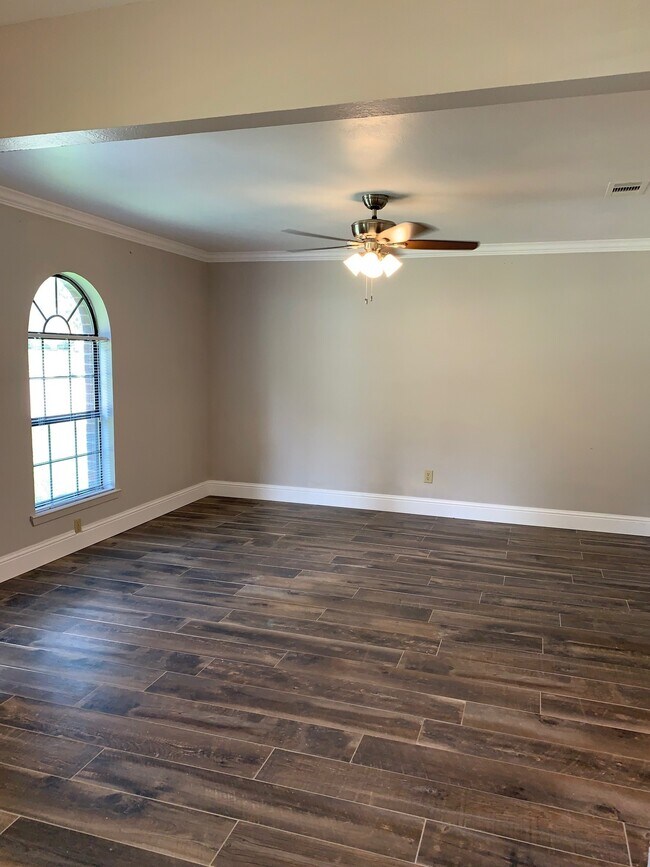 Building Photo - 1021 Autumn Cir
