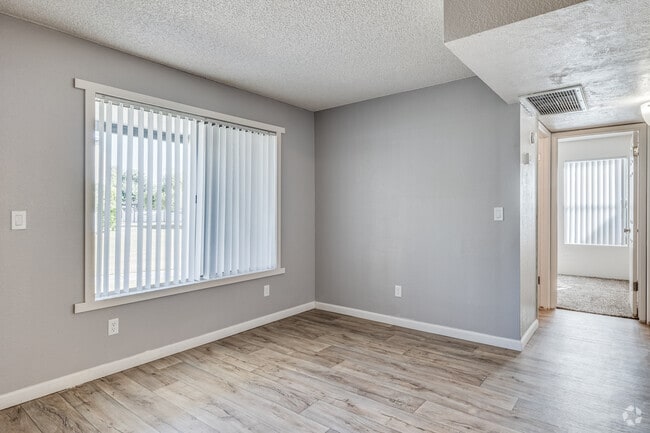2BR, 2BA - 675SF - Regency Square