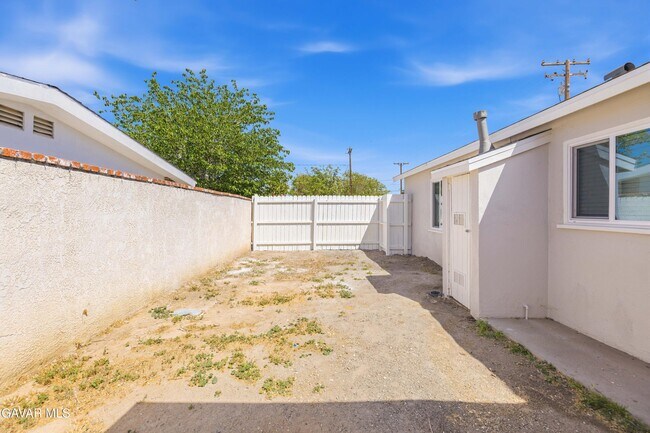 Building Photo - 1807 W Ave K8