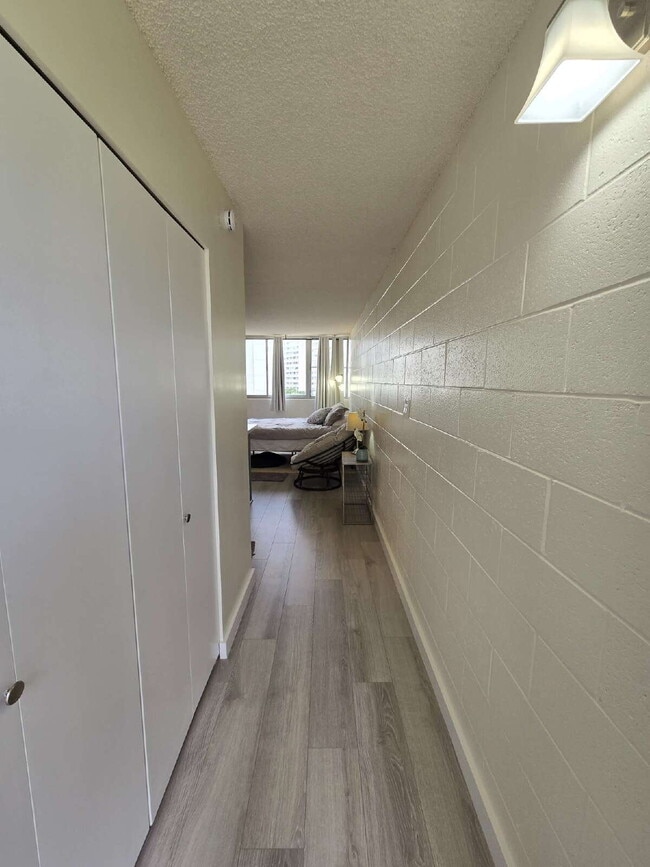 Building Photo - Renovated Furnished Studio in Salt Lake near Airport