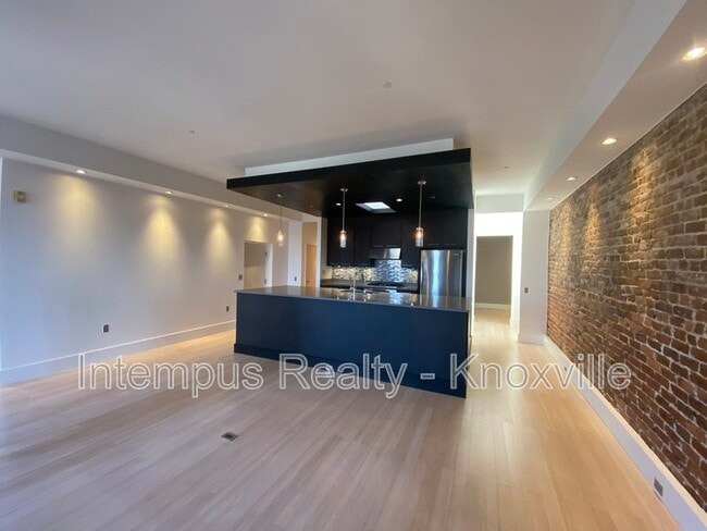 Building Photo - 106 W Summit Hill Dr SW