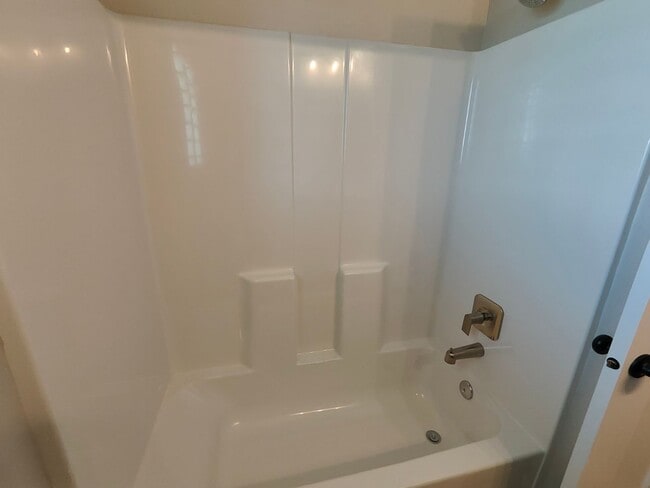 Building Photo - Spacious 4 bed/2.5 bath Home!