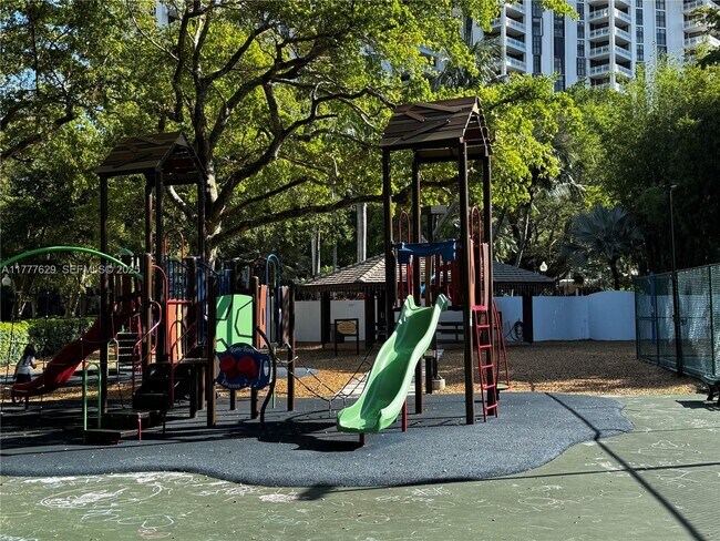 Building Photo - 2000 Towerside Terrace