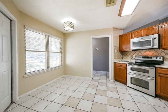 Building Photo - 2514 General Colony Dr