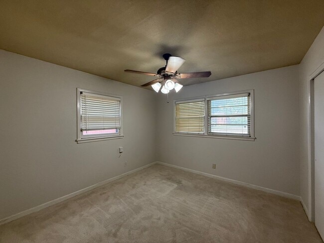 Building Photo - Available now - move-in special