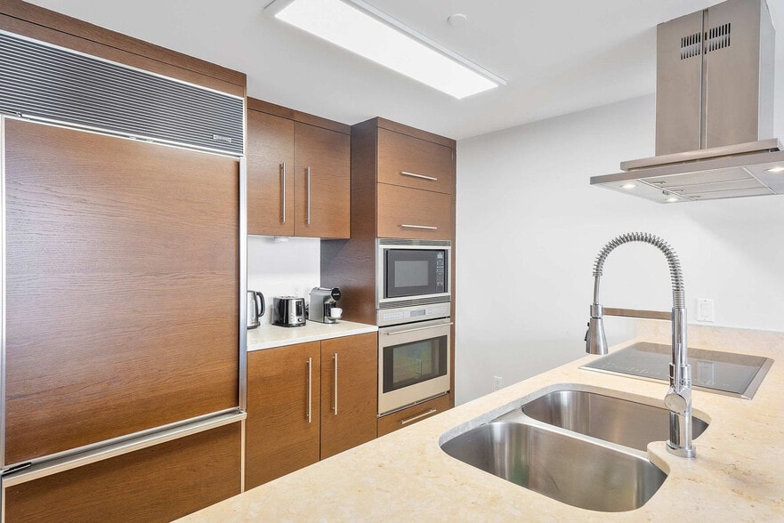 Building Photo - 485 Brickell Ave