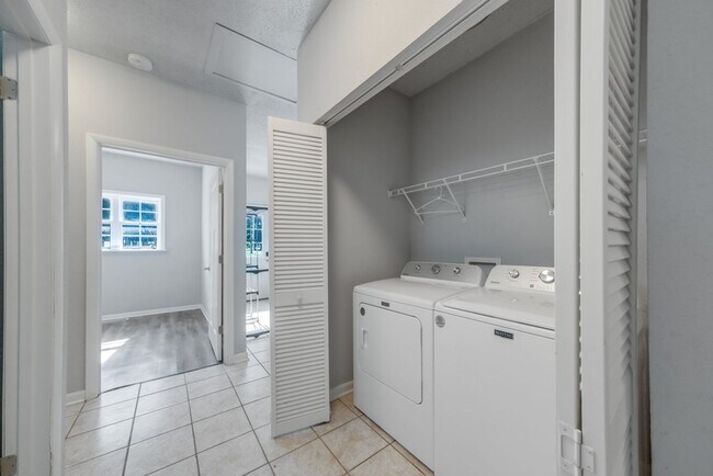 Building Photo - 3 BED, 1.5 BATH DUPLEX IN TUSCOLA