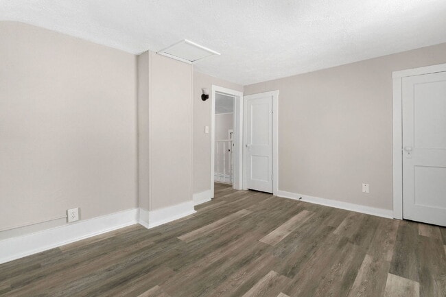Building Photo - Walking distance to Central Park!
