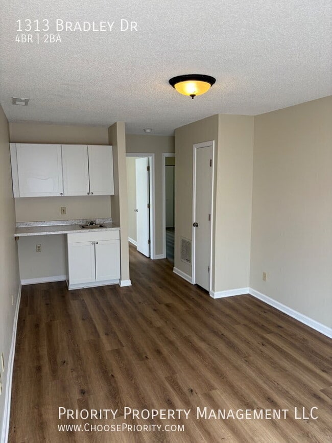 Building Photo - 1313 Bradley Dr