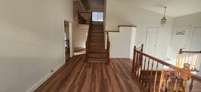 Building Photo - Large 3 Bedroom Home with a Loft