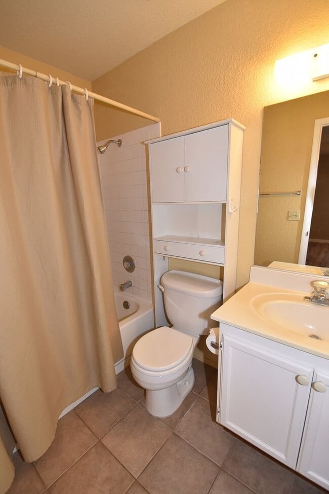 Building Photo - Cozy 2-Bedroom Condo at The Lakes – 2nd Fl...