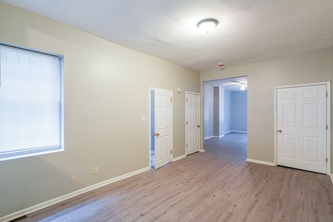 Building Photo - Newly renovated 6 bedroom 2.5 bath in Carroll Park Area