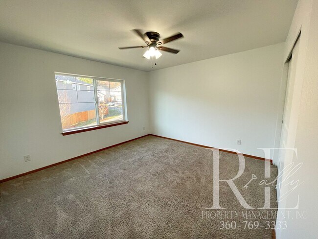 Building Photo - Spacious 3 bedroom