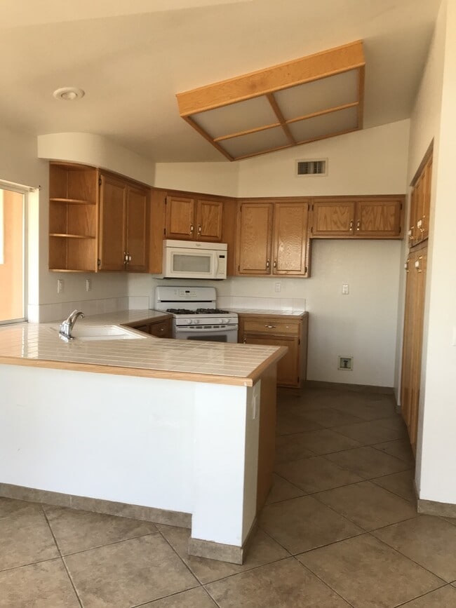 Building Photo - Beautiful home with fenced in backyard!
