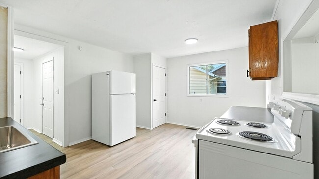 Building Photo - New 3 bedroom listing!