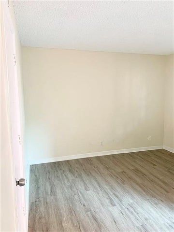 Building Photo - 680 Tennis Club Dr