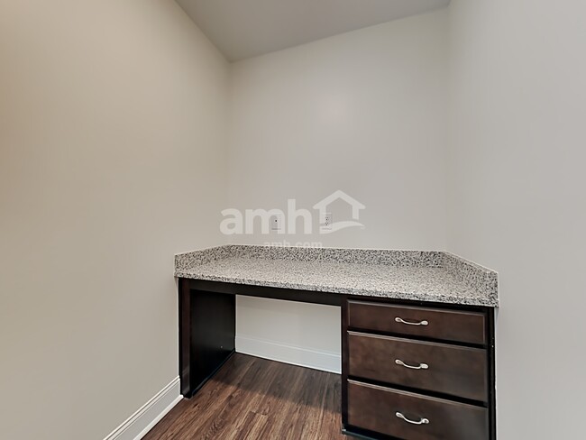 Building Photo - 617 W Lionel Rd